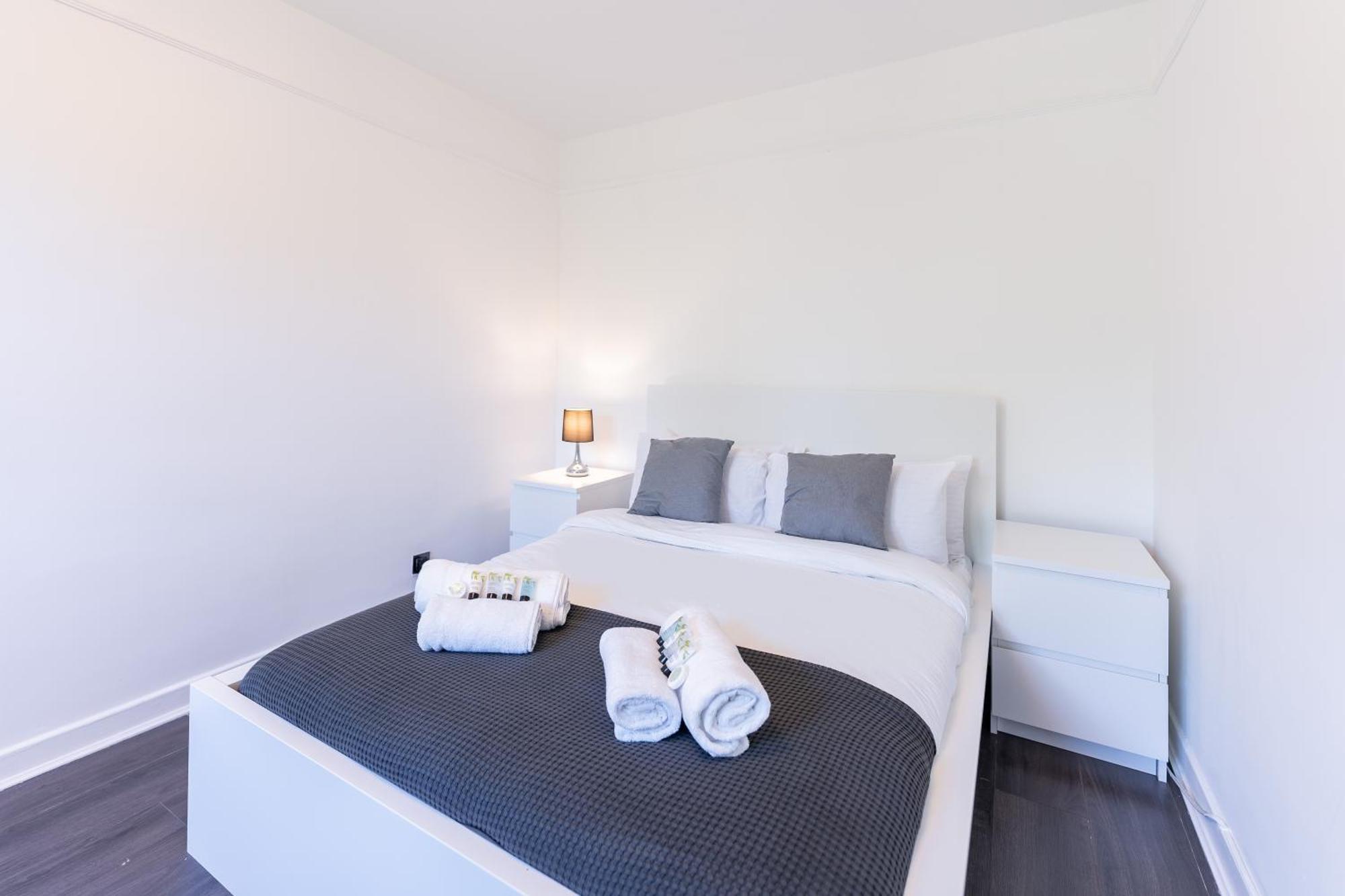 Luxury 3 Bedroom Flat With Balcony In Westbourne Park London Exterior foto